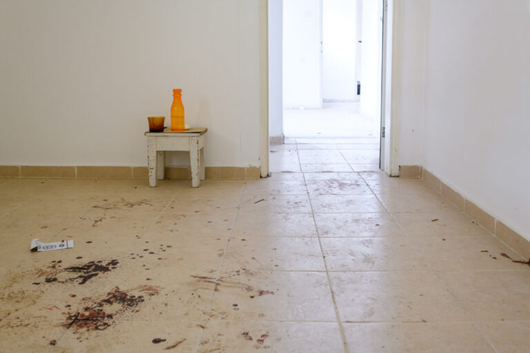כתמי הדם על רצפת הבית. "זה בעצם נשאר ככה מאז שבעה באוקטובר" (צילום: יונתן בלום)