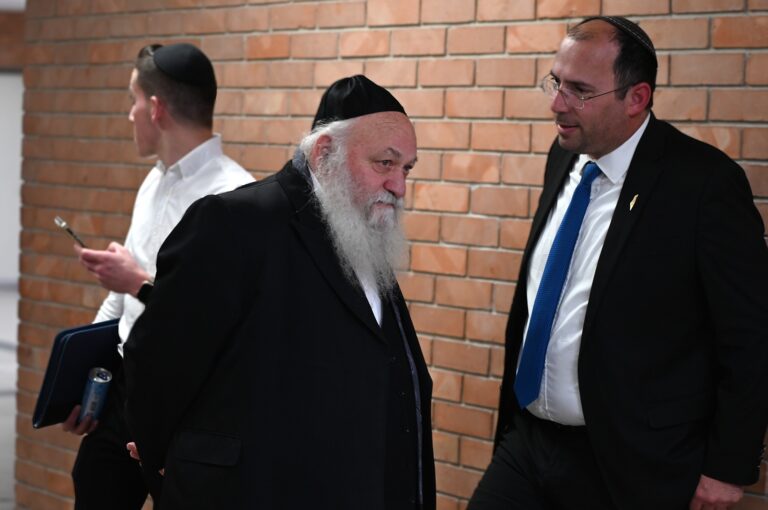 יו"ר אגודת ישראל יצחק גולדקנופף עם ח"כ שמחה רוטמן (הציונות הדתית). הורדת אחוז החסימה תשפיע על מפלגותיהם (צילום: אור גואטה)