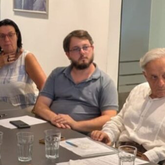 סגן יו"ר ההסתדרות ויו"ר האגף לדמוקרטיה תעשייתית, תומר רזניק (במרכז), בהצגת ממצאי המחקר (צילום: ניצן צבי כהן)