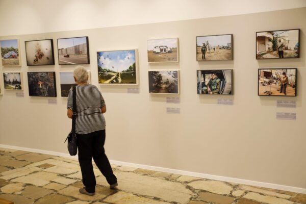 תמונות המוצגות בתערוכה 'אלבום דרום' שנפתחה בבית השומר (צילום: רועי כשר)