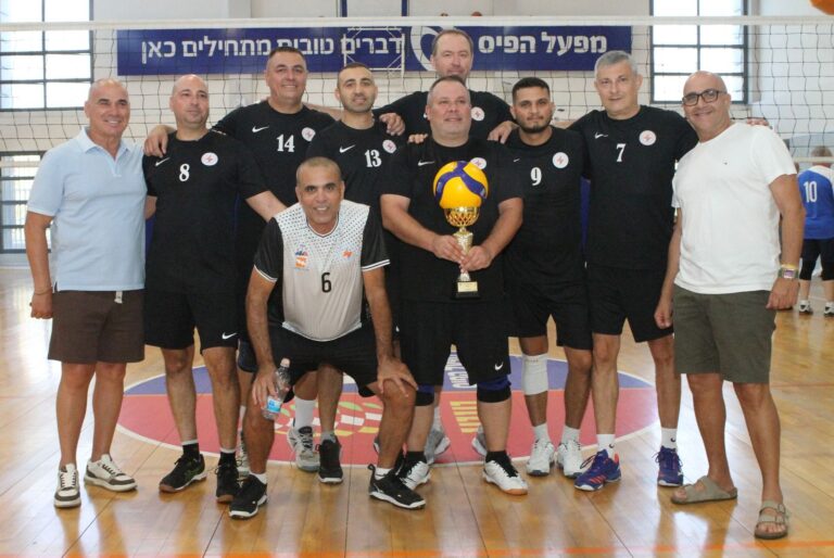 נבחרת חשמל דרום בכדורעף (צילום: משה זנדבנק, באדיבות מרכז הפועל)