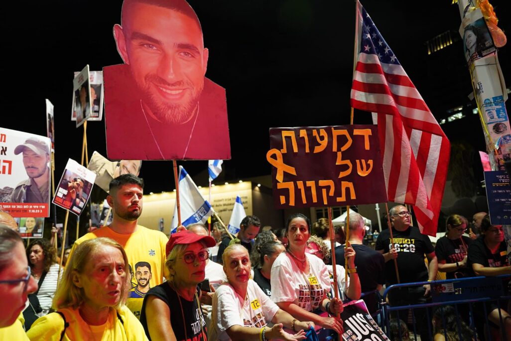 עצרת לציון שנתיים לטבח 7 באוקטובר בכיכר החטופים (צילום: דנה רעני)