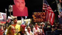 עצרת לציון שנתיים לטבח 7 באוקטובר בכיכר החטופים (צילום: דנה רעני)
