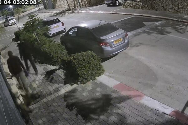 צילום מסך ממצלמות האבטחה של היישוב נעלה, עם חדירת רעולי הפנים בסוף השבוע