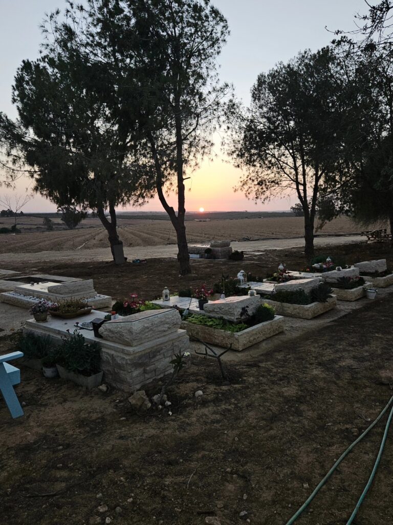 בית העלמין בבארי. "בית העלמין שלנו גדל פי שניים, אנשים לא מוצאים בקלות איפה החברים שלהם קבורים" (צילום: חיים ילין)