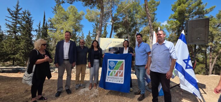 מעמד חנוכת המצפה המחודש. גדעון מיטשניק (מימין), יו"ר העמותה למורשת משה שרת; אלעד לוי, סגן ראש המועצה האזורית גזר; ענת גולד, מנהלת מרחב מרכז בקק"ל; יפעת עובדיה לוסקי, יו"ר קק"ל; יורם שרת, נכדו של משה שרת; יעקב ליבנה, סמנכ"ל משרד החוץ למדיניות ציבורית; ומירי פירסטנברג, ניצולת הטבח במעלה עקרבים (צילום: נטע מזרחי / קק"ל)