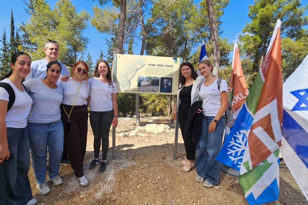 תלמידי חטיבת 'שרת' מנוף הגליל במצפה המחודש, לצד יו"ר העמותה למורשת משה שרת גדעון מיטשניק (צילום: קק"ל) תלמידי חטיבת 'שרת' מנוף הגליל במצפה המחודש, לצד יו"ר העמותה למורשת משה שרת גדעון מיטשניק (צילום: קק"ל)