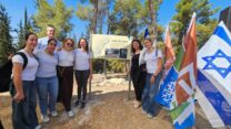 תלמידי חטיבת 'שרת' מנוף הגליל במצפה המחודש, לצד יו"ר העמותה למורשת משה שרת גדעון מיטשניק (צילום: קק"ל)