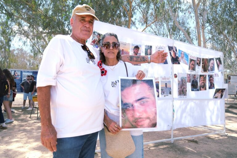 נעמי ורמי אביר עם תמונת בנם לוטן שנרצח בנובה (צילום: דוד טברסקי)