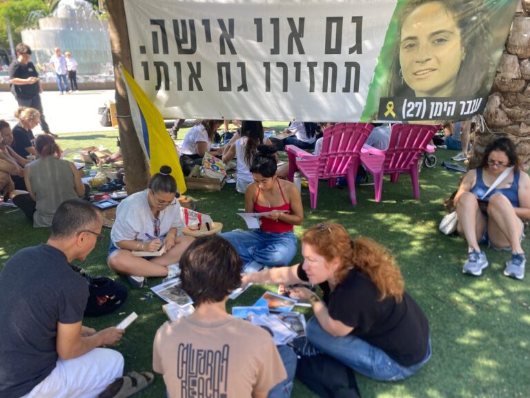 מתנדבים מחדשים את אתר ההנצחה בכיכר דיזנגוף (צילום: יהל פרג')
