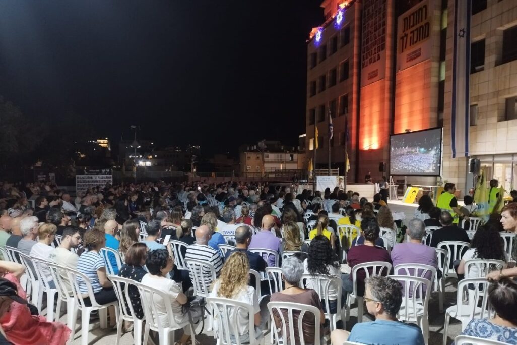 הקרנת טקס הזיכרון של תנועת קומו לציון שנתיים ל-7 באוקטובר, ברחבת עיריית רחובות (צילום: שירי קלר)