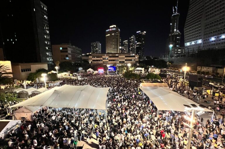 רבבות בכיכר החטופים צופים בטקס המשפחות לציון שנתיים ל-7 באוקטובר (צילום: אלון גלבוע)