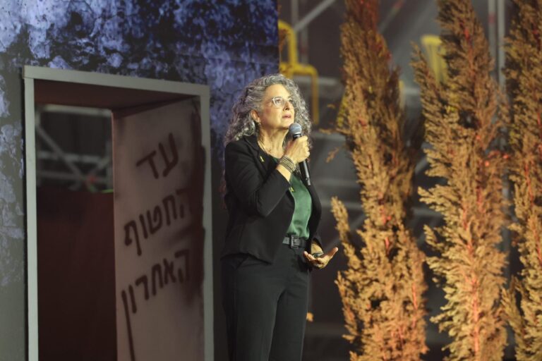 גלית דן בטקס הזיכרון של משפחות 7 באוקטובר לציון שנתיים למלחמה (צילום: בני רוטלוי)