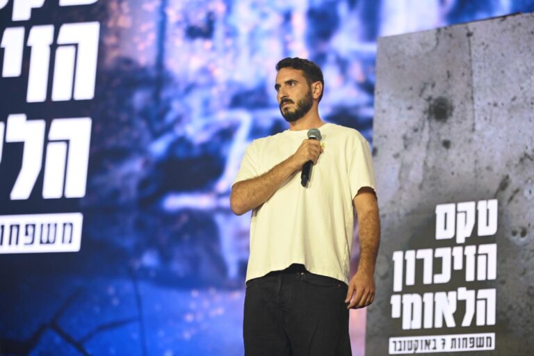 יונתן שמריז, מייסד תנועת קומו, בטקס הזיכרון של משפחות 7 באוקטובר (צילום: אושרית זינגר)
