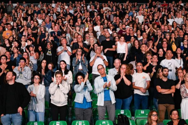 טקס הזיכרון של תנועת קומו לציון שנתיים לטבח 7 באוקטובר בפארק הירקון (צילום: עידן סוראני)