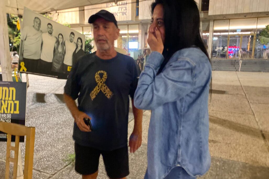 עינב צנגאוקר בכיכר החטופים (צילום: יהל פרג')