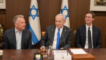 ראש הממשלה בנימין נתניהו בישיבת הממשלה יחד עם השליח המיוחד של נשיא ארה״ב, סטיב וויטקוף ועם חתנו של הנשיא, ג'ארד קושנר (צילום: מעיין טואף/ לע״מ)