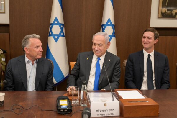 ראש הממשלה בנימין נתניהו בישיבת הממשלה יחד עם השליח המיוחד של נשיא ארה״ב, סטיב וויטקוף ועם חתנו של הנשיא, ג'ארד קושנר (צילום: מעיין טואף/ לע״מ)