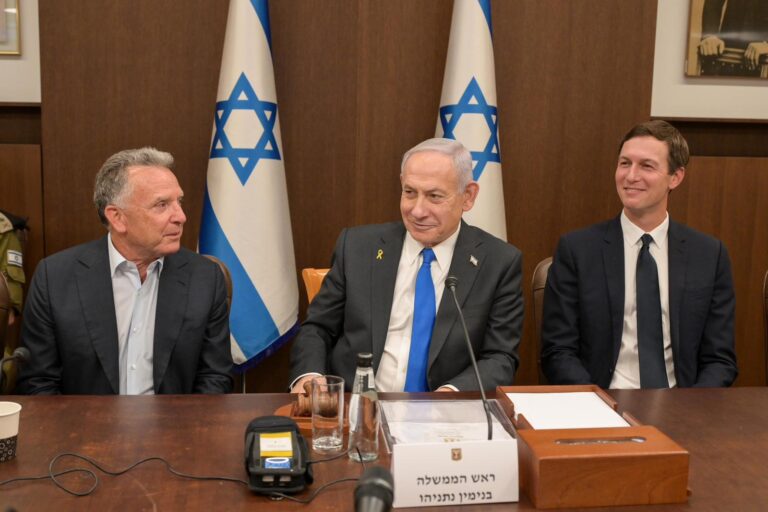 ראש הממשלה בנימין נתניהו בישיבת הממשלה יחד עם השליח המיוחד של נשיא ארה״ב, סטיב וויטקוף ועם חתנו של הנשיא, ג'ארד קושנר (צילום: מעיין טואף/ לע״מ)