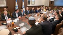 ראש הממשלה בנימין נתניהו בישיבת הממשלה יחד עם השליח המיוחד של נשיא ארה״ב, סטיב וויטקוף ועם חתנו של הנשיא, ג'ארד קושנר (צילום: מעיין טואף, לע"מ)