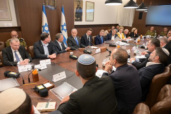 ראש הממשלה בנימין נתניהו בישיבת הממשלה יחד עם השליח המיוחד של נשיא ארה״ב, סטיב וויטקוף ועם חתנו של הנשיא, ג'ארד קושנר (צילום: מעיין טואף, לע"מ)