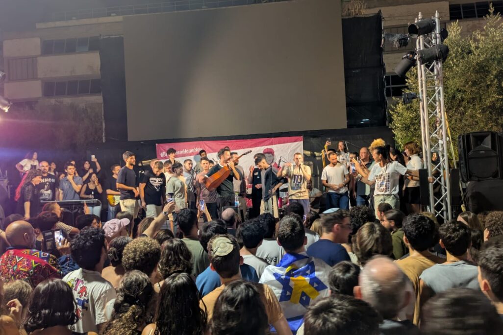 הג'אם של אביתר דוד בכיכר החטופים, למחרת ההודעה על ההסכם בין ישראל לחמאס (צילום: ניצן צבי כהן) הג'אם של אביתר דוד בכיכר החטופים, למחרת ההודעה על ההסכם בין ישראל לחמאס (צילום: ניצן צבי כהן)