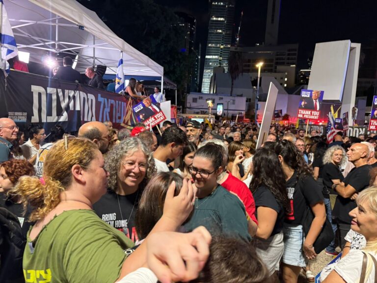 שורדת השבי אביבה סיגל בקהל המתכנס לעצרת בכיכר החטופים (צילום: אורן דגן)