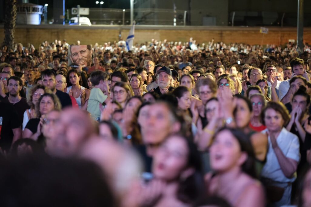 עצרת להשבת החטופים בכיכר החטופים, לאחר חתימת ההסכם להשבת כלל החטופים וסיום המלחמה (צילום: דוד טברסקי)
