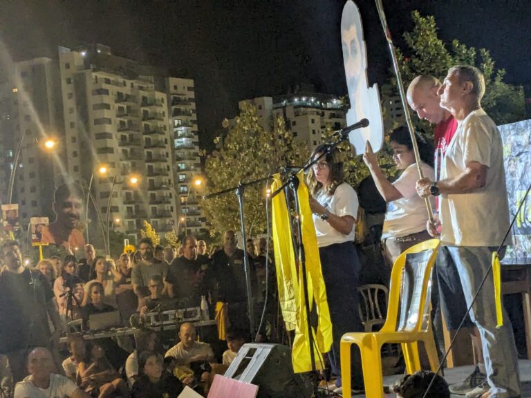 יעל אדר, אמו של החטוף תמיר אדר, בעצרת של קהילת ניר עוז להשבת החטופים בכרמי גת. לצידה על הבמה שורד השבי יאיר הורן (צילום: קרן שמש)