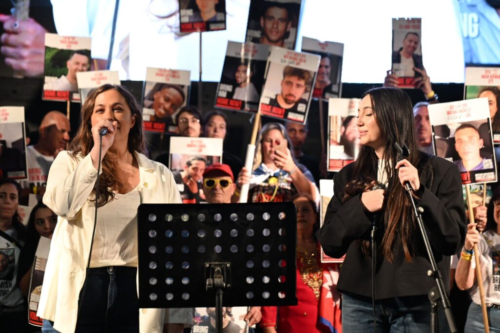 הזמרות יובל רפאל (מימין) וקרן פלס בכיכר החטופים (צילום: פאולינה פטימר)