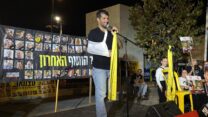 שגיא דקל חן בעצרת קהילת ניר עוז (צילום: דוברות קיבוץ ניר עוז)