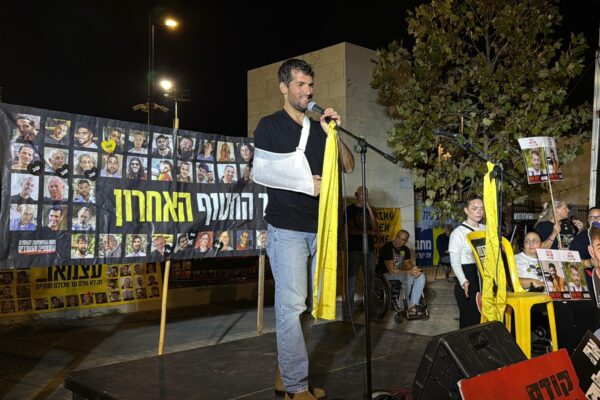 שגיא דקל חן בעצרת קהילת ניר עוז (צילום: דוברות קיבוץ ניר עוז)