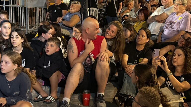 דנה סילברמן סיטון, אחותה של ירדן ביבס ז"ל, ויאיר הורן, שורד שבי ואחיו של החטוף איתן הורן שצפוי להשתחרר, ברגע של שמחה בעצרת (צילום: דוברות קיבוץ ניר עוז)