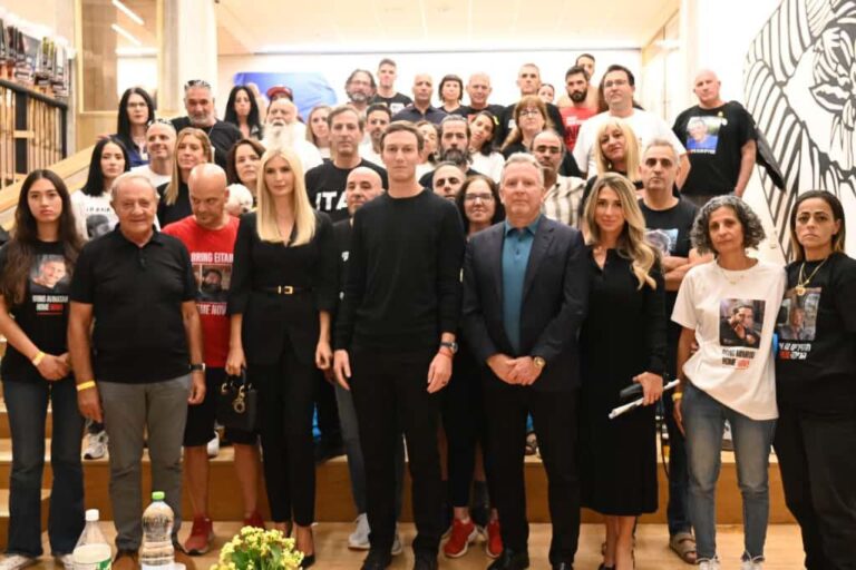 פגישת משפחות החטופים עם סטיב וויטקוף, ג׳ארד קושנר ואיוונקה טראמפ (צילום: פאולינה פטימר)