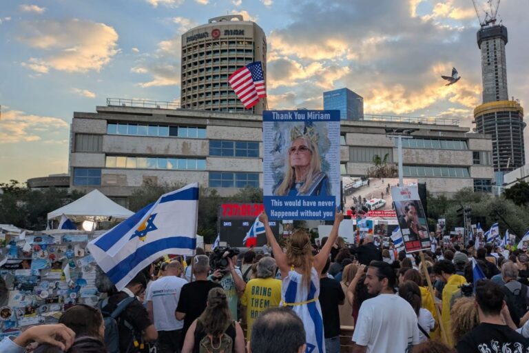 צופים בשחרור החטופים בכיכר החטופים בתל אביב (צילום: ניצן צבי כהן)