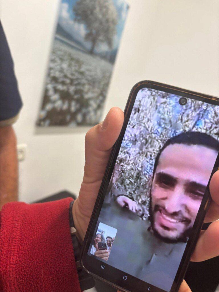 נמרוד כהן בשיחת וידאו בני משפחתו (צילום: מטה משפחות החטופים)