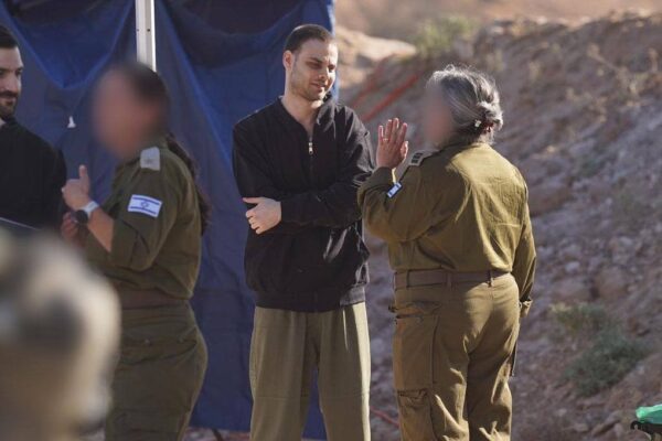 אלון אהל בנקודת הקליטה במחנה רעים, לאחר שובו משבי חמאס (צילום: דובר צה"ל)