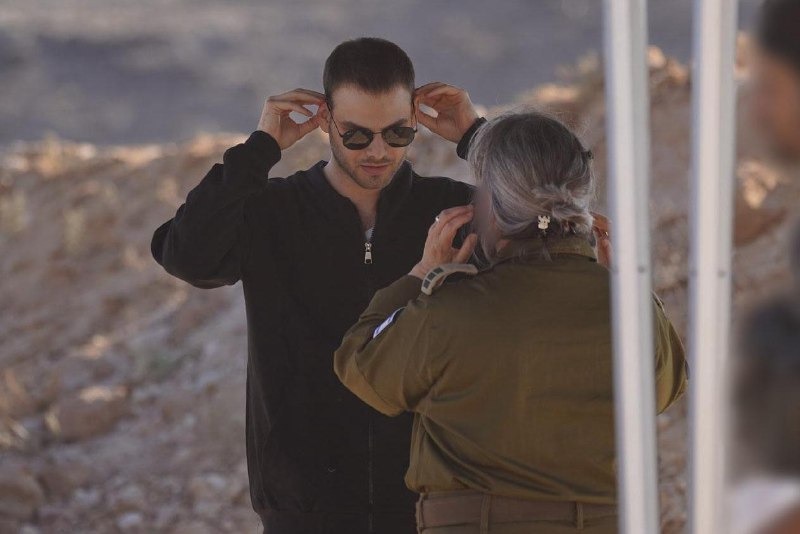 אלון אהל בנקודת הקליטה במחנה רעים, לאחר שובו משבי חמאס (צילום: דובר צה"ל) אלון אהל בנקודת הקליטה במחנה רעים, לאחר שובו משבי חמאס (צילום: דובר צה"ל)