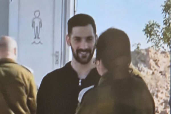 גלי ברמן עם כוחות צה"ל, לאחר שחרורו משבי חמאס (צילום: דובר צה"ל)