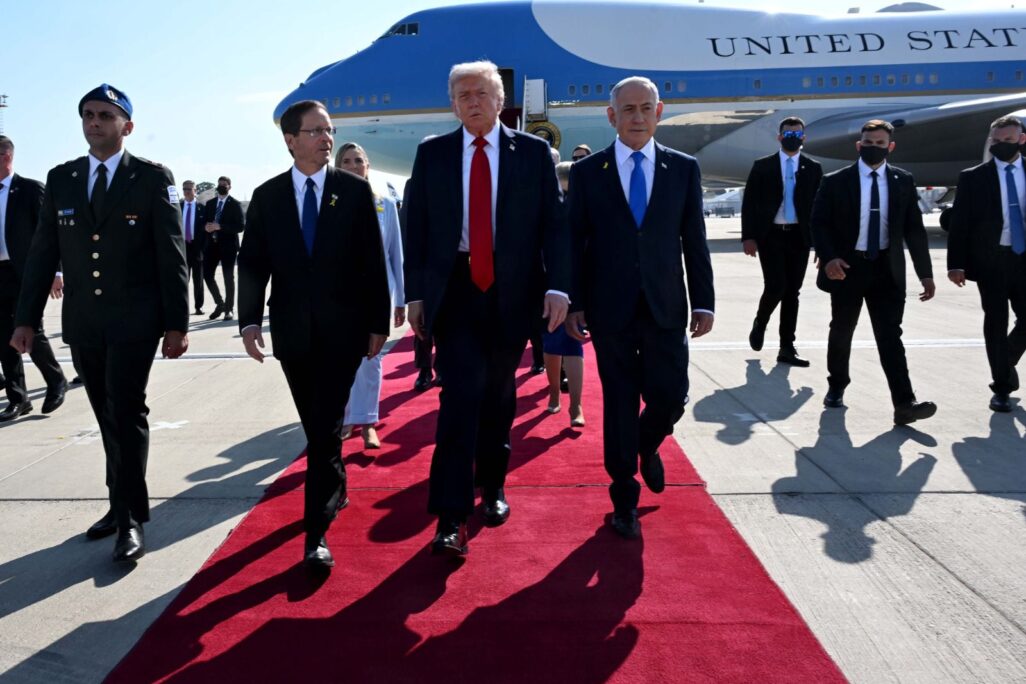נשיא ארה"ב דונלד טראמפ עם ראש הממשלה בנימין נתניהו והנשיא יצחק הרצוג, אוקטובר 2025 (צילום: לע"מ) נשיא ארה"ב דונלד טראמפ עם ראש הממשלה בנימין נתניהו והנשיא יצחק הרצוג, אוקטובר 2025 (צילום: לע"מ)