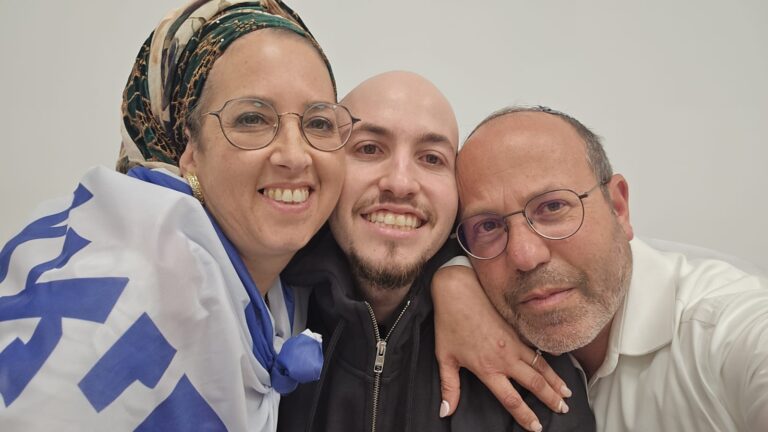 איתן מור במפגש ראשון עם הוריו צביקה ואפרת (צילום: אלבום פרטי)