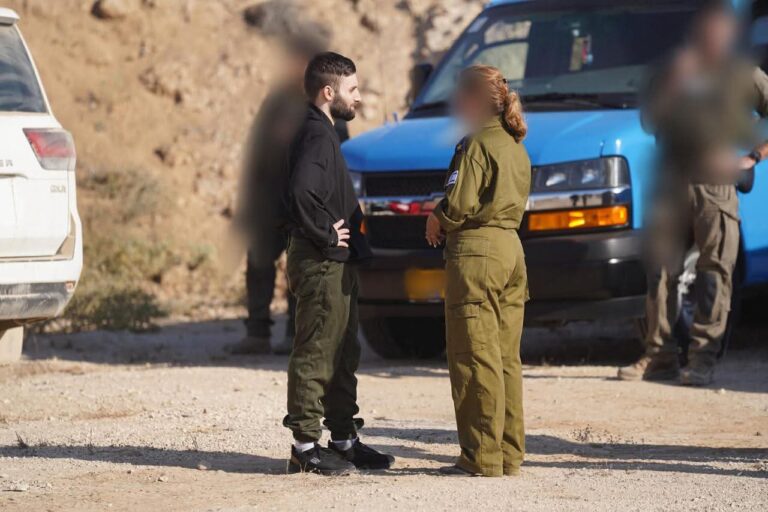 מתן אנגרסט במפגש ראשון עם חיילי צה"ל לאחר שחרורו משבי חמאס (צילום: דובר צה"ל)