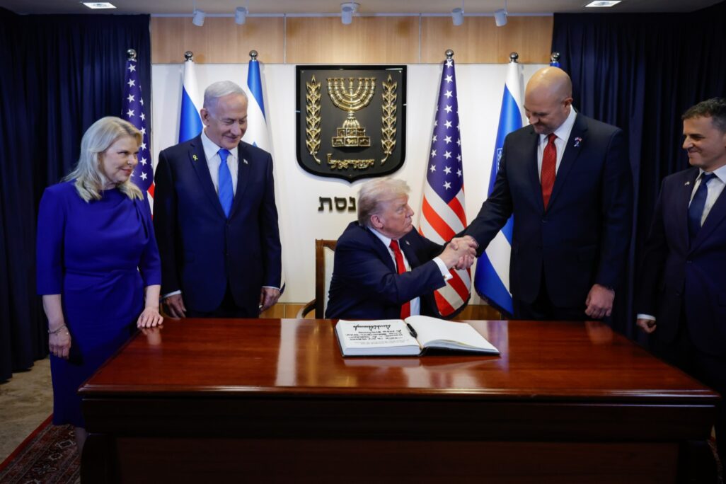 נשיא ארה"ב דונלד טראמפ לוחץ יד ליו"ר הכנסת אמיר אוחנה, כשלצדו בן זוגו אלון. משמאל ראש הממשלה בנימין נתניהו ורעייתו שרה (צילום: דוברות הכנסת)
