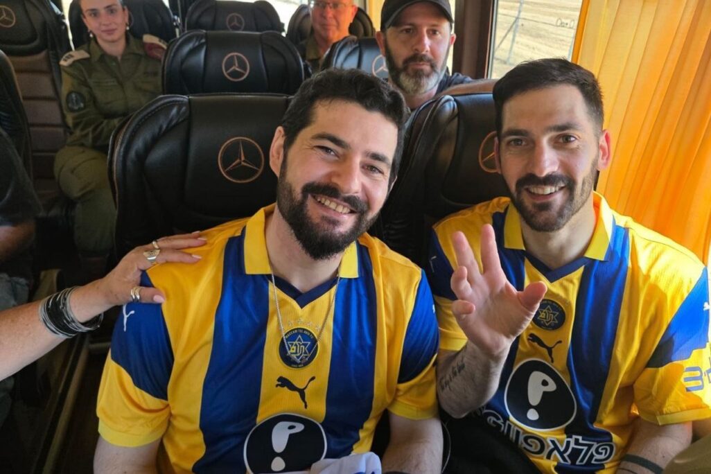גלי (מימין) וזיו ברמן במדי מכבי תל אביב, לאחר שחרורם משבי חמאס (צילום: דובר צה"ל) גלי (מימין) וזיו ברמן במדי מכבי תל אביב, לאחר שחרורם משבי חמאס (צילום: דובר צה"ל)