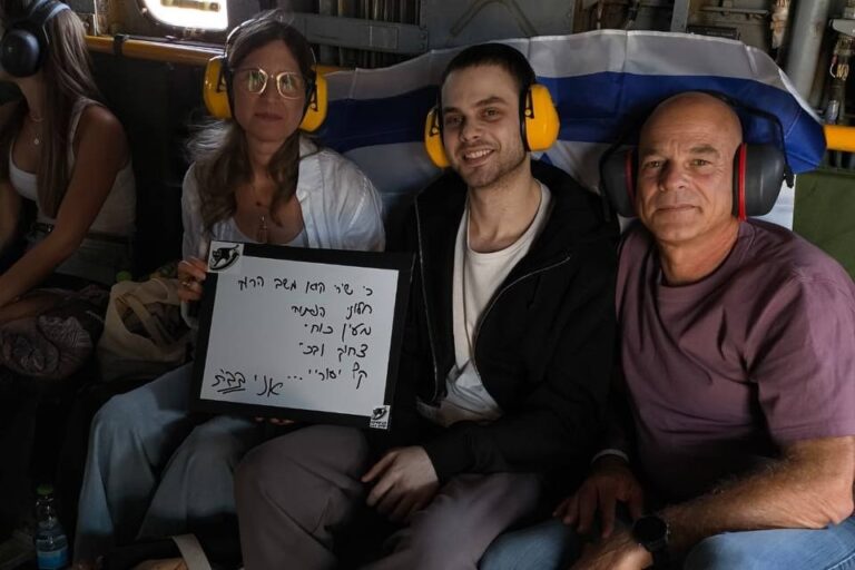 אלון אהל (במרכז) עם הוריו עידית וקובי, במסוק צבאי בדרך למרכז הרפואי בילינסון, ומסר שכתב עם שירו של שלום חנוך 'שיר ללא שם' (צילום: דובר צה"ל)