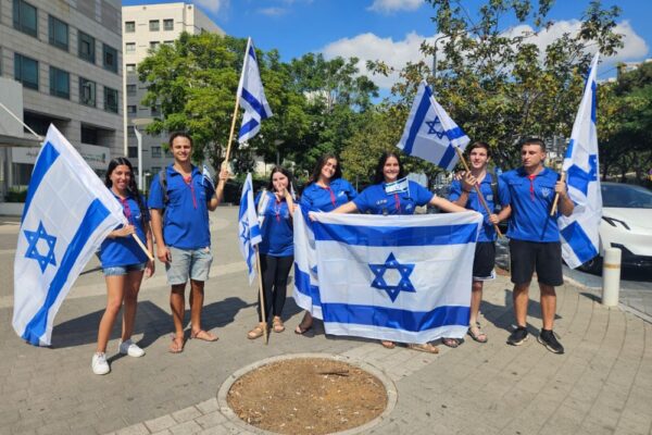 חניכי וחניכות תנועת הנוער העובד והלומד צופים בהגעת החטופים ששוחררו לבית החולים בילינסון בפתח תקווה (צילום: מאיה רונן)