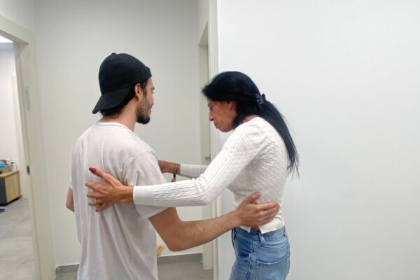 עינב צנגאוקר במפגש ראשון עם בנה מתן לאחר שחרורו מהשבי (צילום: דובר צה"ל)