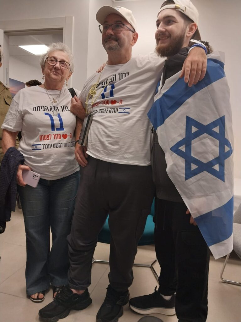 בר קופרשטיין במפגש ראשון עם אביו טל קופרשטיין וסבתו אורה רובינשטיין במחנה רעים, לאחר שחרורו משבי חמאס (צילום: אלבום פרטי)