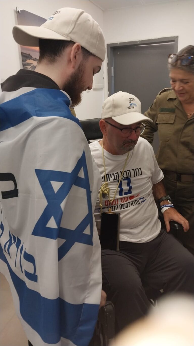 בר קופרשטיין במפגש ראשון עם אביו טל קופרשטיין במחנה רעים, לאחר שחרורו משבי חמאס (צילום: אלבום פרטי)