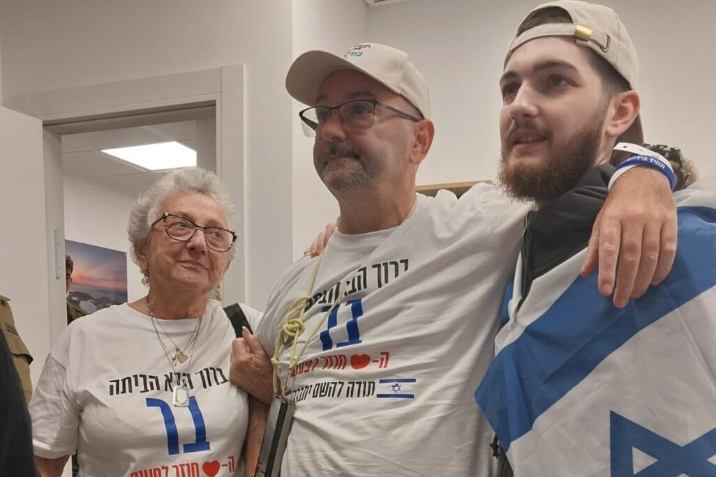 Bar Kupershtein at his first meeting with his father Tal Kupershtein and his grandmother Ora Rubinstein in Re'im, after his release from Hamas captivity (Photo: Private album)